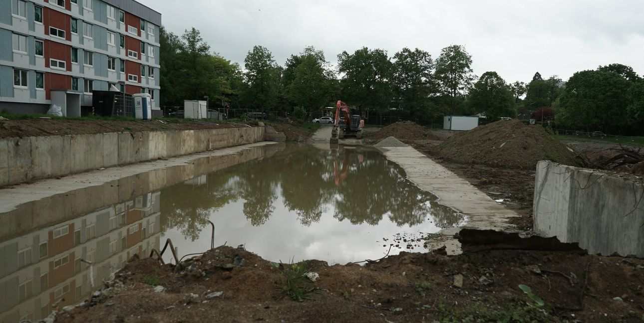 Eine Momentaufnahme aus dem Mai 2024: Wo einst ein Wohnriegel stand, gähnt eine Baugrube.