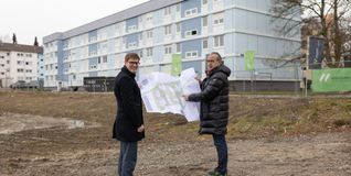Oberbürgermeister Markus Kleemann und Wohnstätten-Geschäftsführer Georgios Tsomidis mit Plänen für die künftige Bebauung.