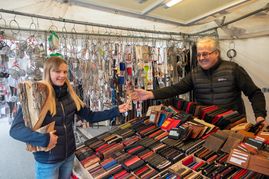Auch Marie Schmidt wird bei Händler Michael Haller  fündig. Bild: Nüßle