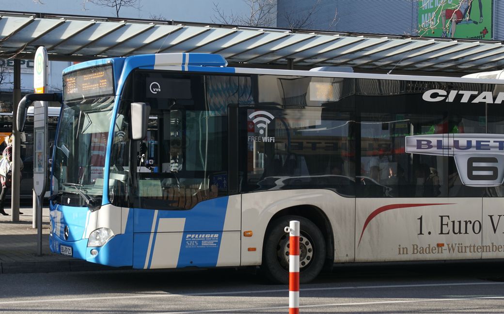 Zehn Meter vor der Haltestelle Eichholz ließ ein Busfahrer seine Fahrgäste aussteigen und brachte damit zwei Schwerbehinderte in Schwierigkeiten. Das Busunternehmen Pflieger gelobt Besserung.  Bild: Dettenmeyer