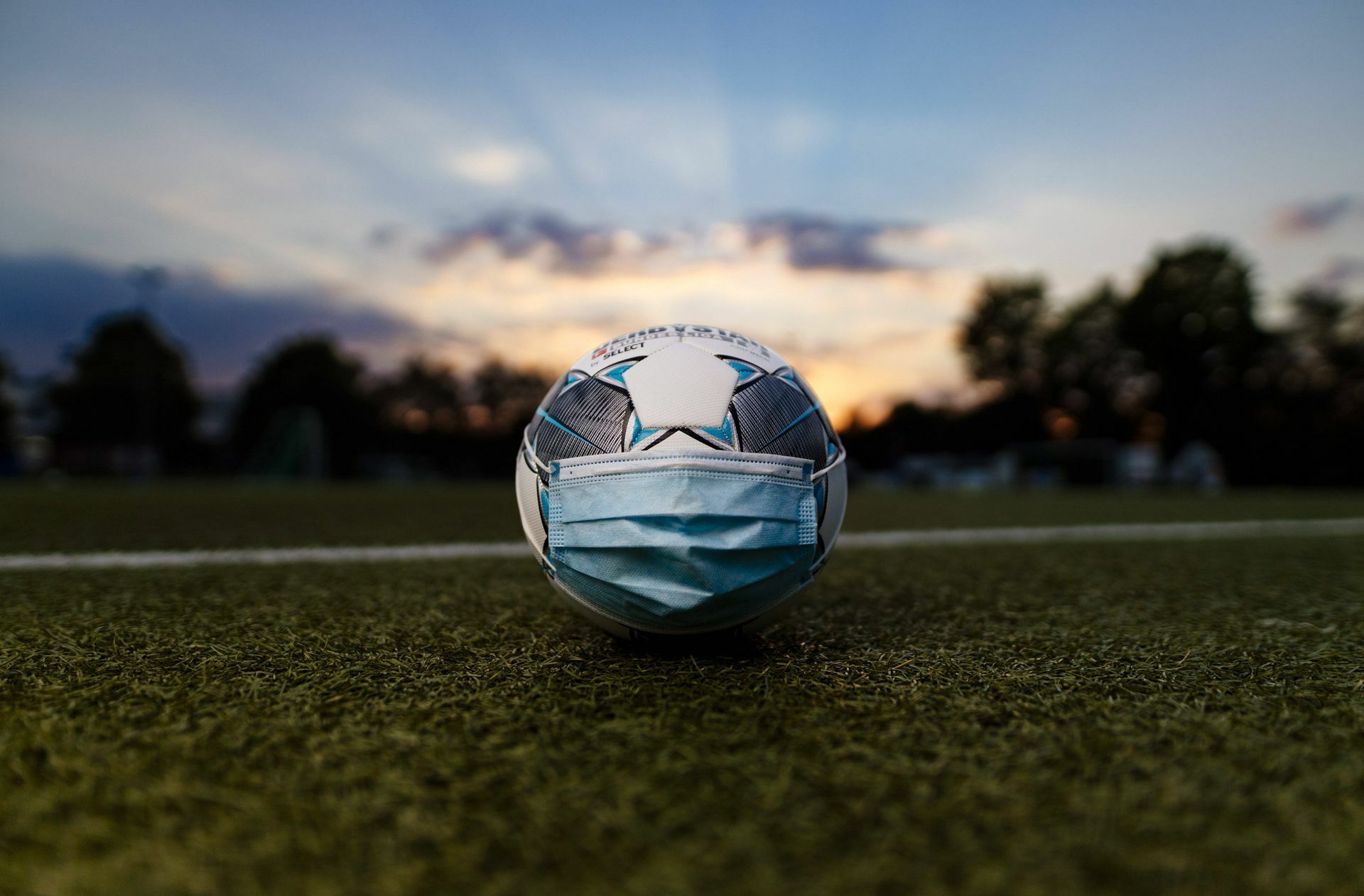 Maskenball: von diesem Freitag an rollt die Kugel wieder in der Bundesliga