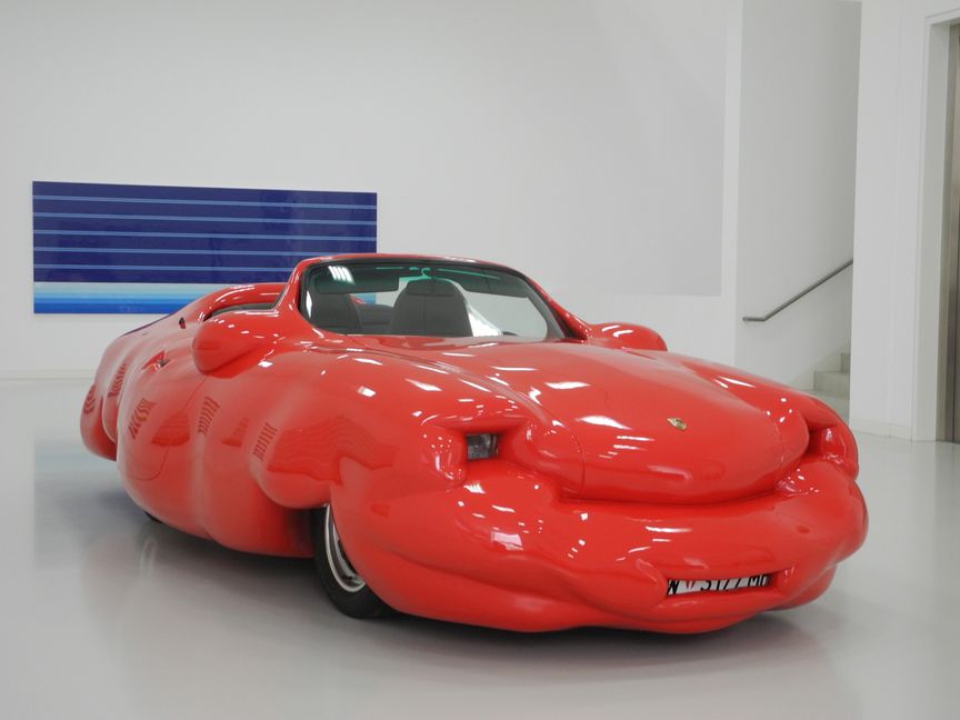 Das rot polierte Fahrzeug ist ein Blickfang der Ausstellung. Bild: Volkmann