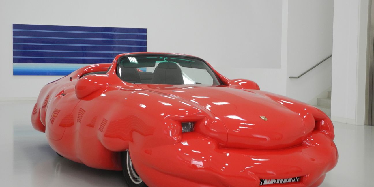 Das rot polierte Fahrzeug ist ein Blickfang der Ausstellung. Bild: Volkmann