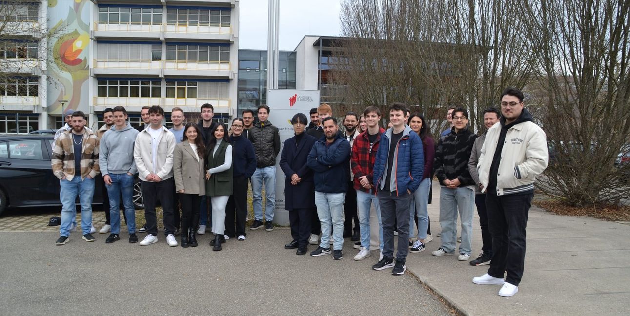 Die neuen Studierenden des Masterstudiengangs Digital Business Engineering.