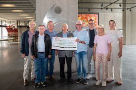 Ulrich Gapski, Reinolf Weida (Vorstandsmitglieder Liederkranz Sindelfingen), Jörg Priegl (Vorsitzender Bürgerstiftung) , Adolf Groß (Liederkranz Sindelfingen), Ulrich Prosch, Markus Nau (Kulturamtsleiter), Sabine Mundle (Bürgerstiftung Sindelfingen) und Maria Wunder (SMTT-Leiterin) bei der Scheckübergabe. Bild: Nüßle