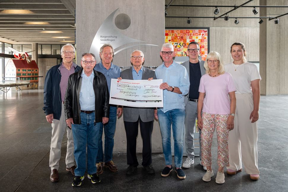 Ulrich Gapski, Reinolf Weida (Vorstandsmitglieder Liederkranz Sindelfingen), Jörg Priegl (Vorsitzender Bürgerstiftung) , Adolf Groß (Liederkranz Sindelfingen), Ulrich Prosch, Markus Nau (Kulturamtsleiter), Sabine Mundle (Bürgerstiftung Sindelfingen) und Maria Wunder (SMTT-Leiterin) bei der Scheckübergabe. Bild: Nüßle