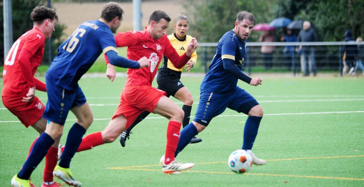 Darmsheims Kapitan Simon Lindner (rechts) traf beim 7:0 gegen den SV Nufringen doppelt. Bild: photostampe