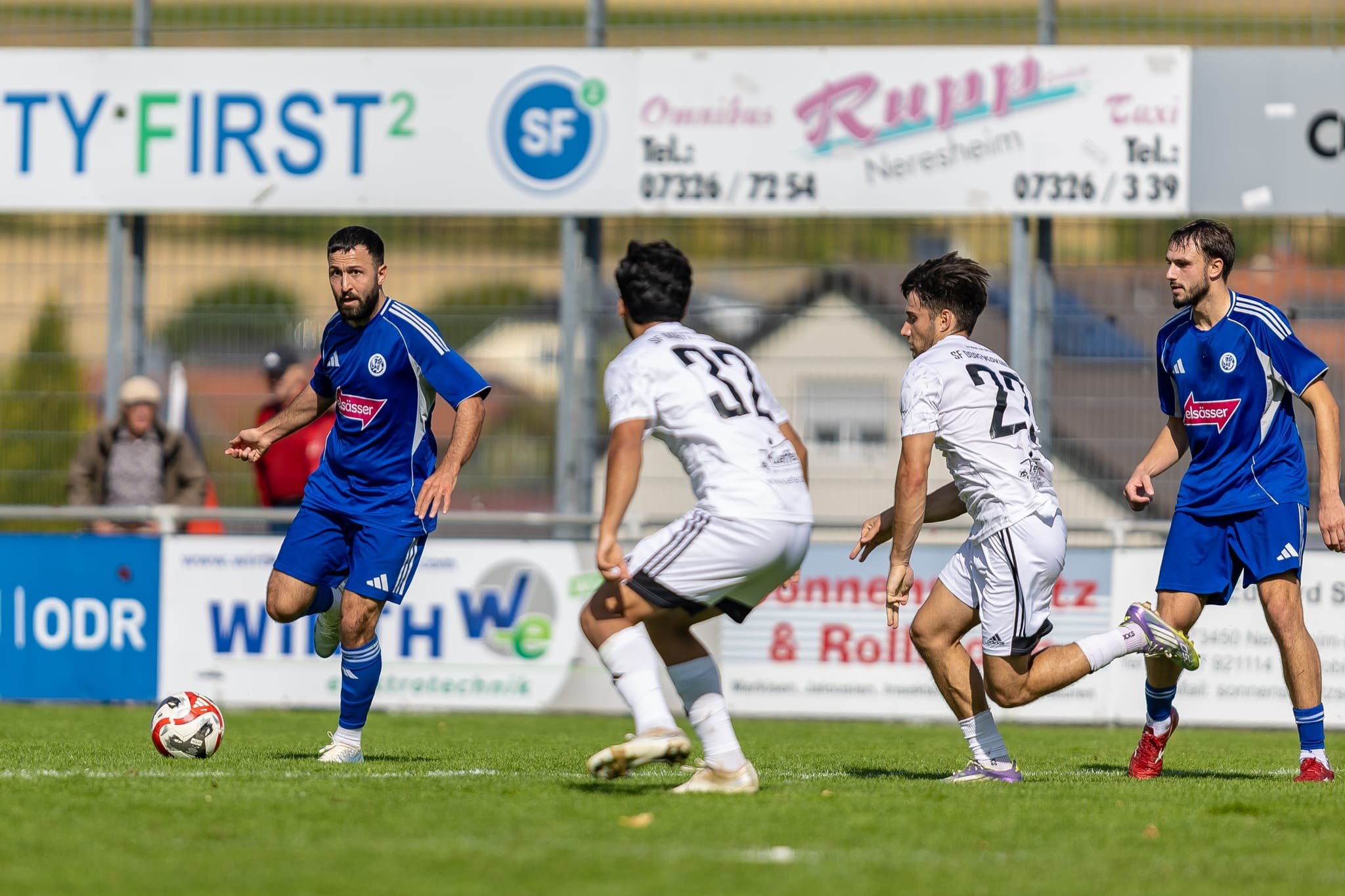 Tahir Bahadir (mit Ball) brachte den VfL mit 1:0 in Dorfmerkingen in Front. Am Ende musste sich die Siegmund-Elf mit einem 2:2 begnügen.