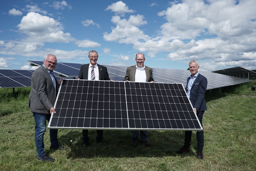 Der Geschäftsführer der Stadtwerke Sindelfingen Dr. Karl-Peter Hoffmann, Landrat Roland Bernhard, OB Dr. Bernd Vöhringer und der Geschäftsführer der Naturstrom GmbH Wolfgang Hörmann v.l. mit dem letzten noch losen Teil der PV-Anlage Dachsklinge. Bild Heiden