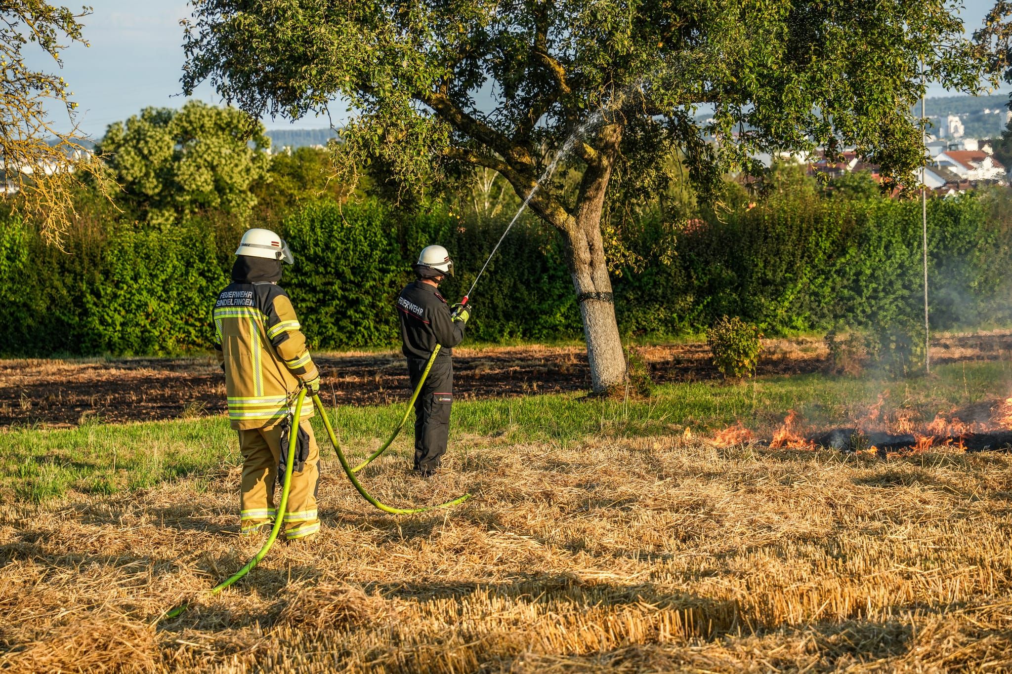 Auf einem Maichinger Acker übte die Sindelfinger Feuerwehr die Bekämpfung von Vegetationsbränden.
