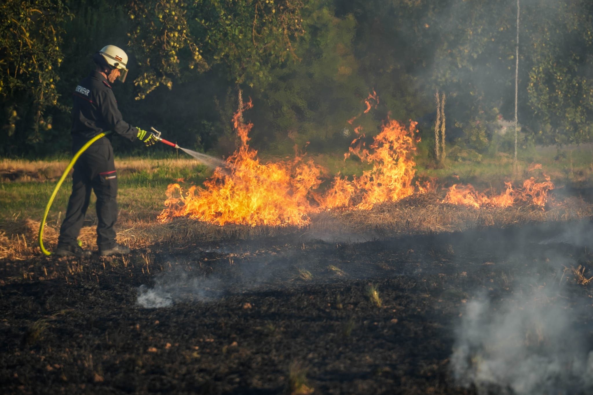 Auf einem Maichinger Acker übte die Sindelfinger Feuerwehr die Bekämpfung von Vegetationsbränden.