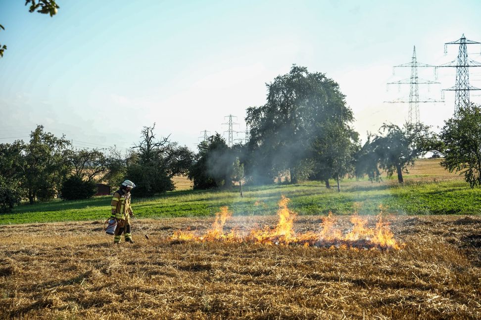 Auf einem Maichinger Acker übte die Sindelfinger Feuerwehr die Bekämpfung von Vegetationsbränden.