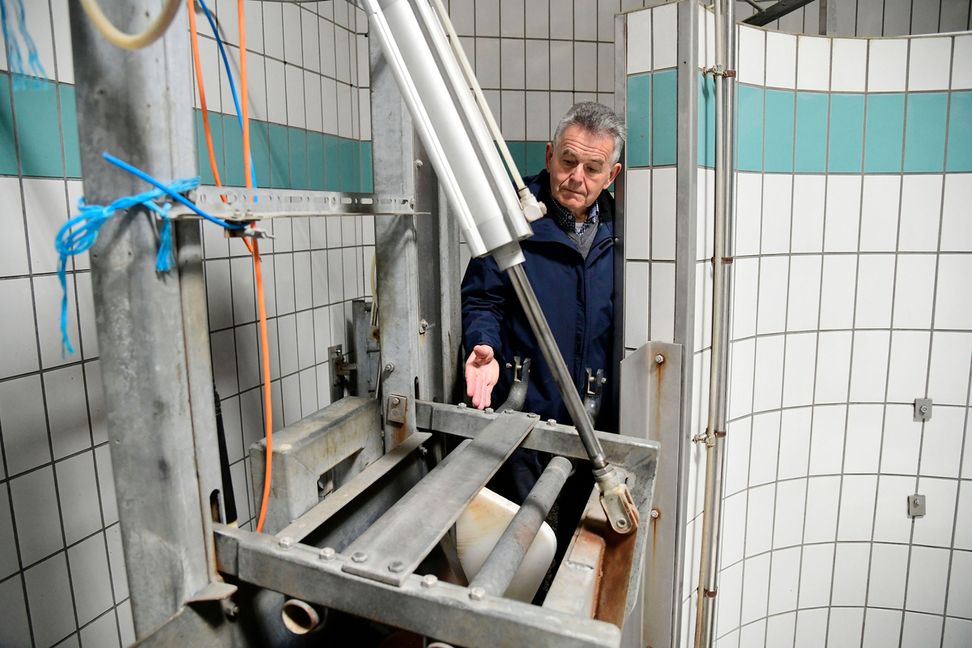 Gärtringer Schlachthof: Kurt Matthes erläutert die geplanten Umbauten. Bild: Holom