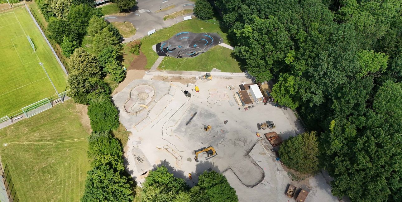 Neben dem Pumptrack nimmt die Skateanlage Gestalt an.