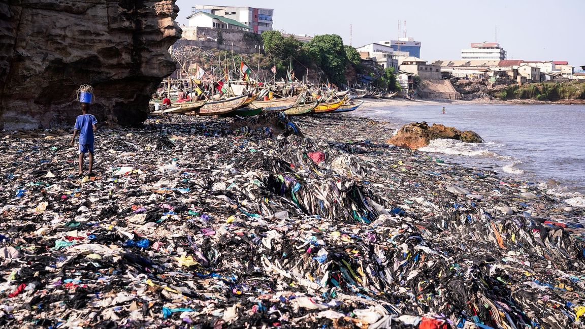 Ein Sandstrand, dessen Sand gar nicht mehr zu sehen ist: Massen an Klamotten vermüllen diesen Küstenabschnitt von Accra.