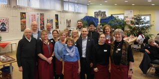 Böblingens Oberbürgermeister Dr. Stefan Belz inmitten der katholischen Betriebsseelsorger Marian Schirmer und Paul Schobel, Büroleiterin Silvia Rölle und der evangelische Dekanats-Referentin Dr. Beate Kobler.