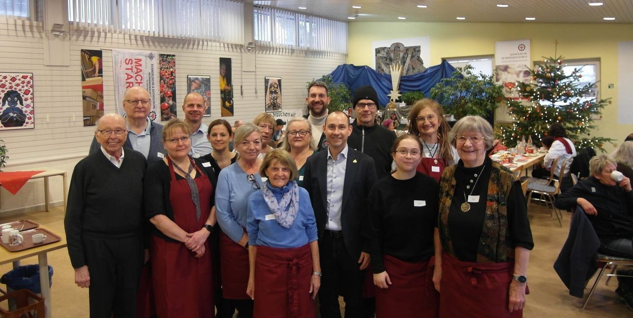 Böblingens Oberbürgermeister Dr. Stefan Belz inmitten der katholischen Betriebsseelsorger Marian Schirmer und Paul Schobel, Büroleiterin Silvia Rölle und der evangelische Dekanats-Referentin Dr. Beate Kobler.