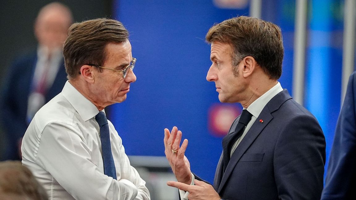Derzeit mächtiger als Scholz? Frankreichs Präsident Emmanuel Macron, hier beim Gipfel im Gespräch mit Schwedens Regierungschef Ulf Kristersson.