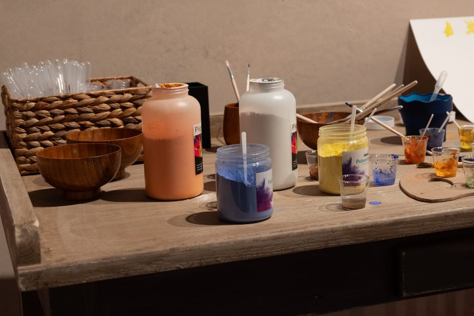 Farben mittels Pigementen herstellen - in der Ausstellung ist dies möglich. Bilder: Nüßle