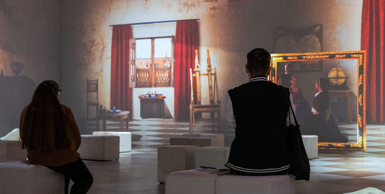 Im großen Showroom geht es durch das Leben des Künstlers.