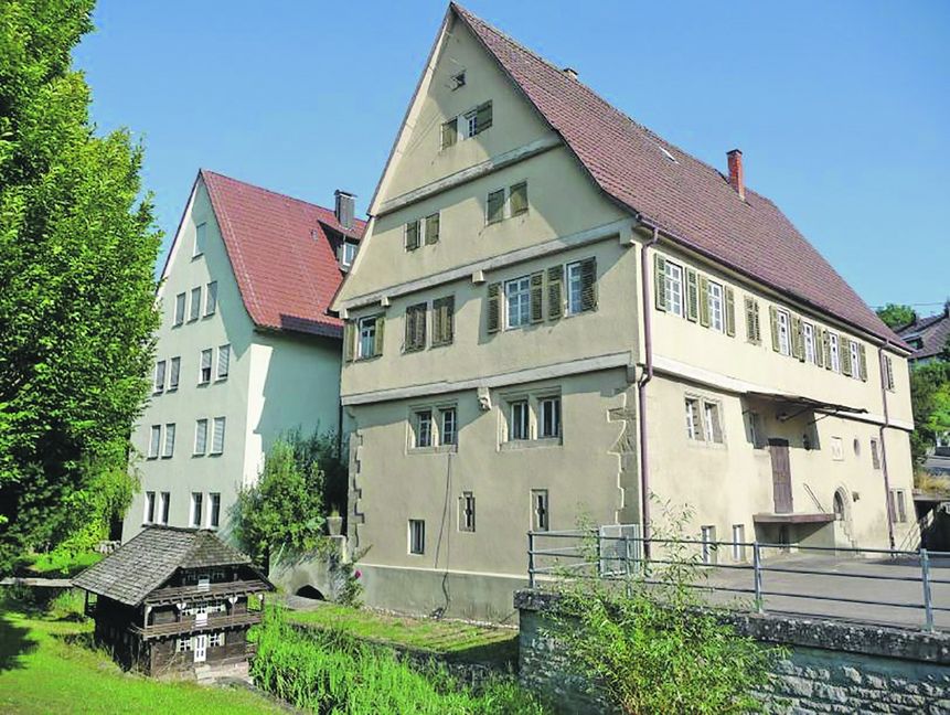 Das historische Gebäude der Oberen Mühle in Aidlingen. Dahinter das zum Anwesen gehörende, 1990 erbaute Vierfamilienhaus. Bild: Reichert