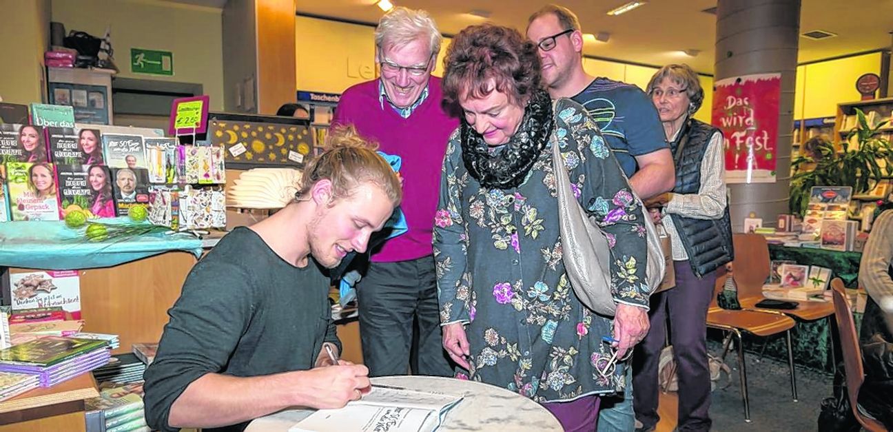 Nachträglich ließen sich Anneliese und Manfred Küting ihr Buch signieren: „Ich habe es in zwei Nächten durchgelesen, ein tolles Buch mit viel Lebensweisheit.“ Bild: Nüßle