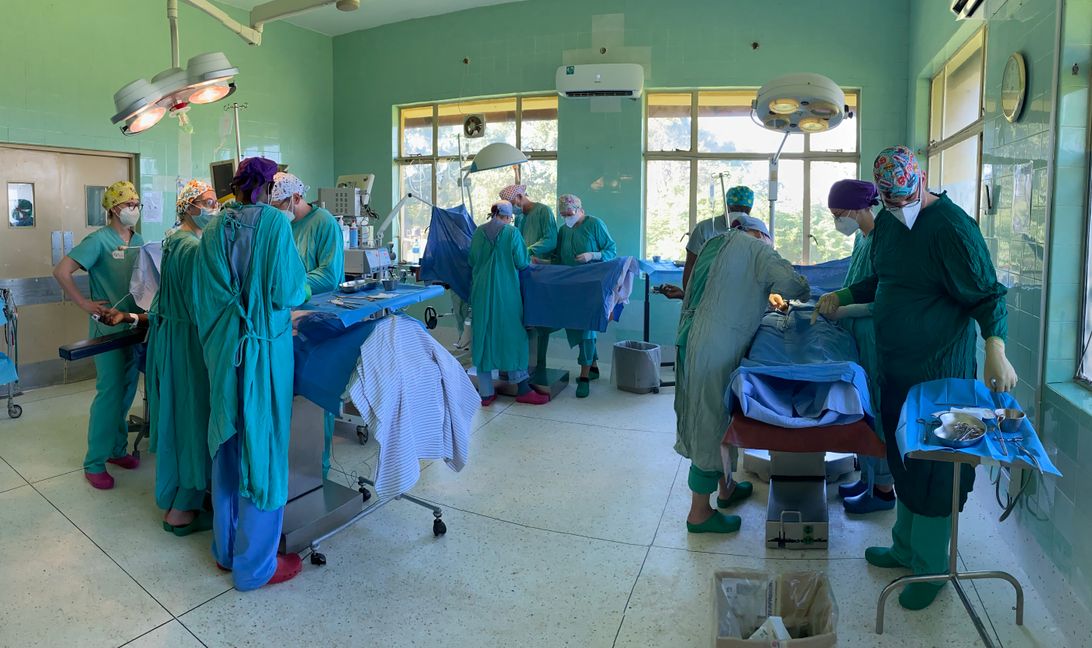Im Oprerationssaal in Jinja wird gleich an mehreren Tischen operiert. Bild: z