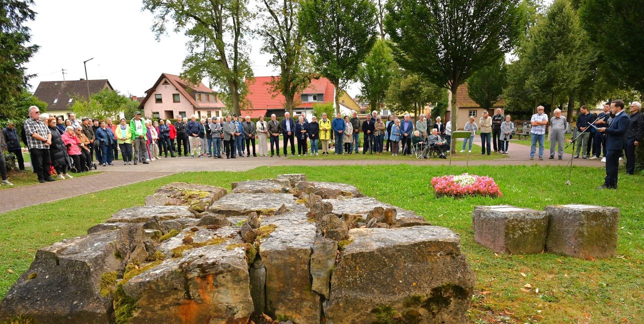 Gedenkfeier am 80. Jahrestag des Bombenangriffs am Mahnmal der gebrochenen Steine auf dem Magstadter Friedhof. Rechts am Mikrofon Magstadts Bürgermeister Florian Glock.Bild: Reichert