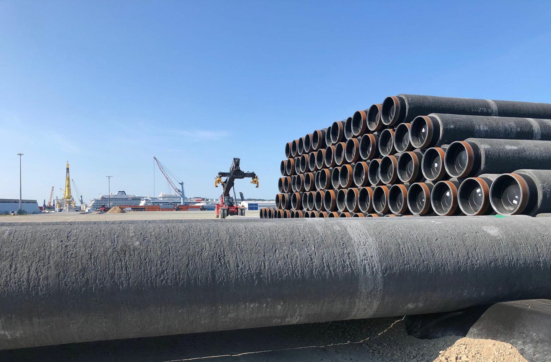 Auf dem Hafengelände von Sassnitz liegen die fertigen Leitungsrohre für die Pipeline Nord Stream 2 bereit – die US-Regierung droht der Hafengesellschaft daher mit „vernichtenden“ Sanktionen.