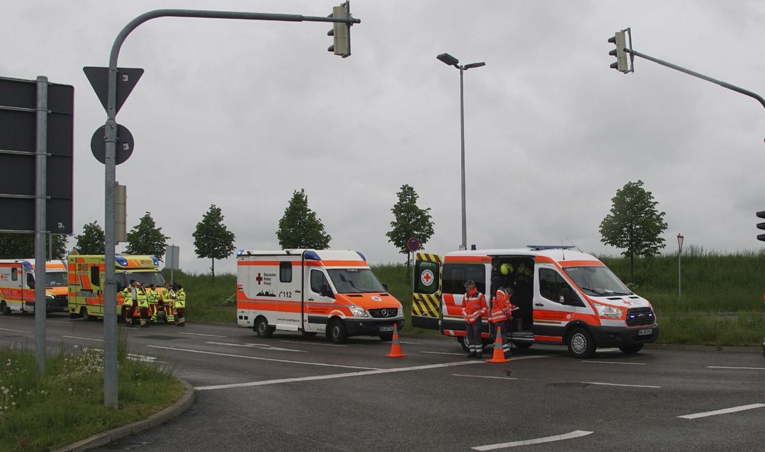 Die Rettungswagen halten sich vor dem Werkstor bereit.   Bild: SDMG/Dettenmeyer
