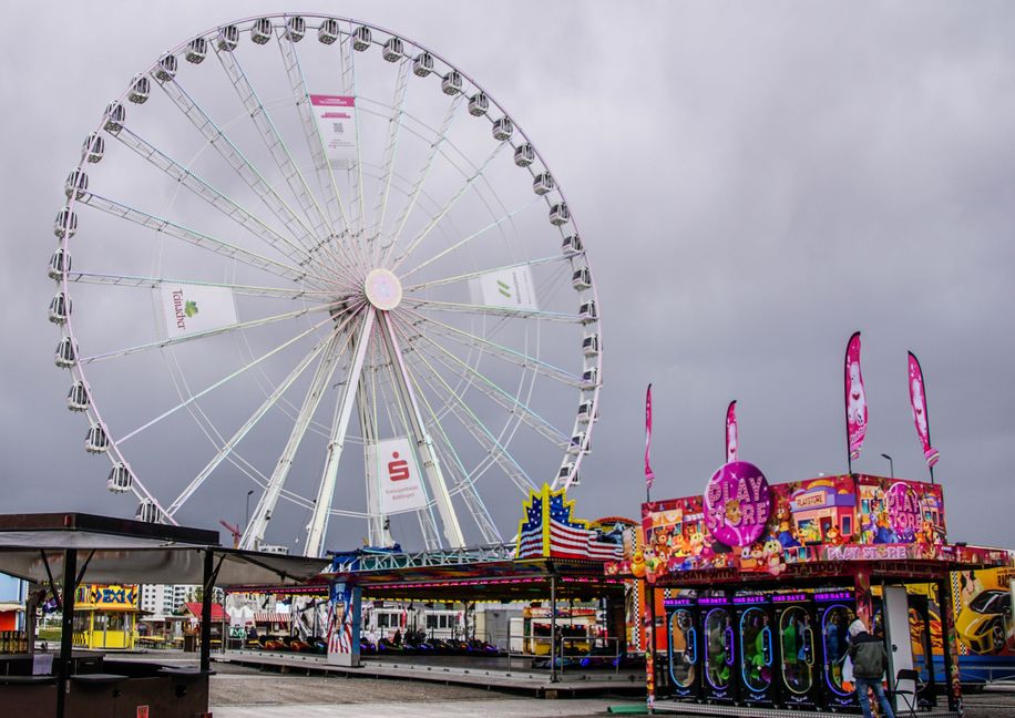 Das Riesenrad auf dem Flugfeld hat Gesellschaft bekommen: Seit Freitag lädt ein Rummelauf dem Festplatz zum