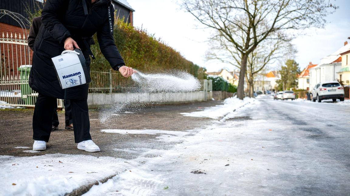Wenn es glatt ist, hilft nur eins - streuen mit Taumitteln, entweder mit oder ohne Salz.