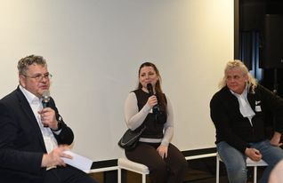 Kommunikation sei das A und O in Betrieben, um Generationsunterschiede zu überwinden und daraus resultierende Missverständnisse zu verhindern, finden (von links) Jörg Veit (Geschäftsführer Personalmanagement), Social-Media-Fachfrau Ida Teschner und Ausbildungsleiter Christoph Kolz (alle Elektro-Breitling).