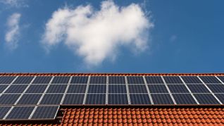 Wer sich eine neue Photovoltaikanlage anschafft, muss mit einer geringeren Vergütung rechnen. (Archivbild)