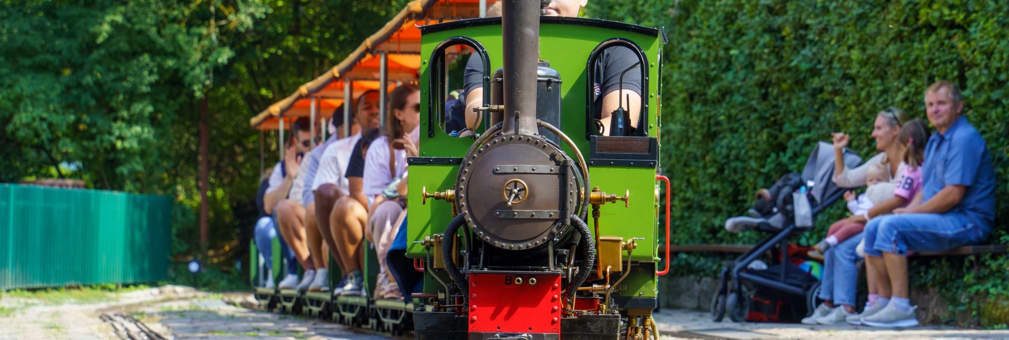 Mit der Lok durch den Sommerhofenpark.