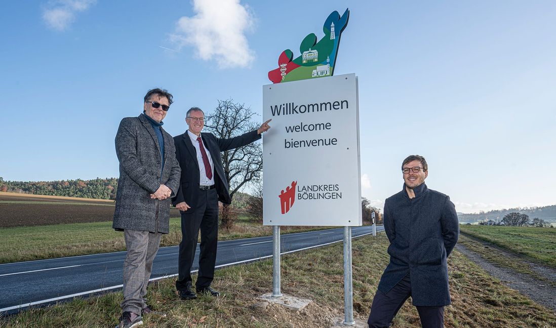 „Wir sind weiterhin top“, sagt Landrat Roland Bernhard (mitte).