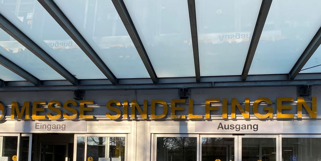 Die Messe Sindelfingen wird seit September 2023 mit Geflüchteten aus unterschiedlichen Herkunftsländern belegt.