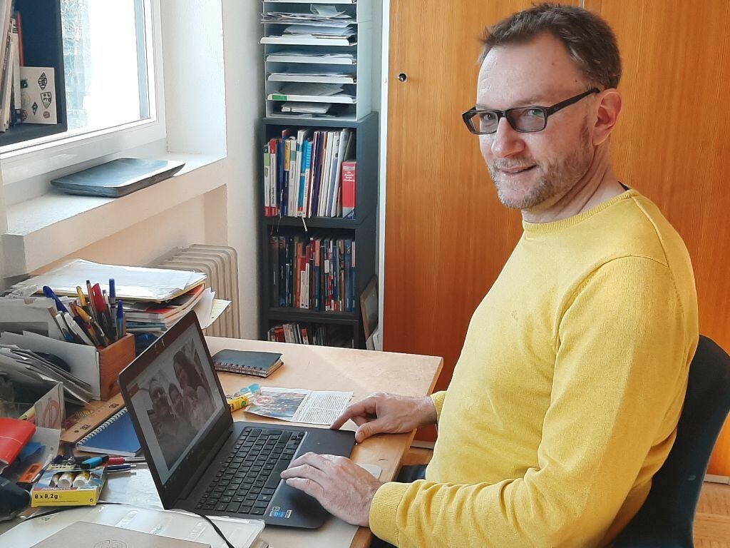 Momentan der Arbeitsplatz von Lehrer Christian Sommer: Der Schreibtisch zuhause.  Bild: z