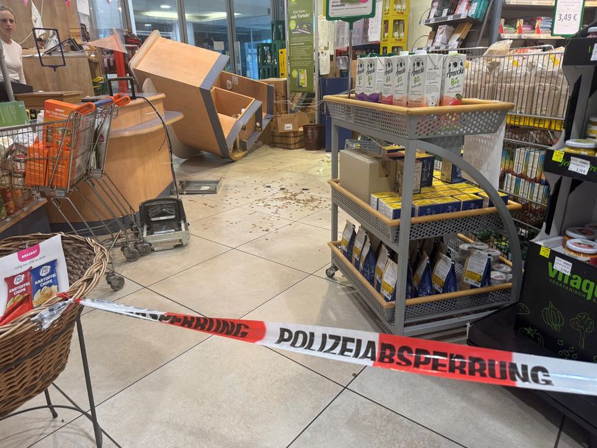 Der Kassenbereich im Reformhaus war verwüstet, die Kripo war am Montagmorgen vor Ort.