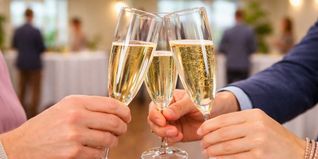 Mit Neujahrsempfängen starten viele Städte und Gemeinden traditionell ins neue Jahr. 	Bild: KI