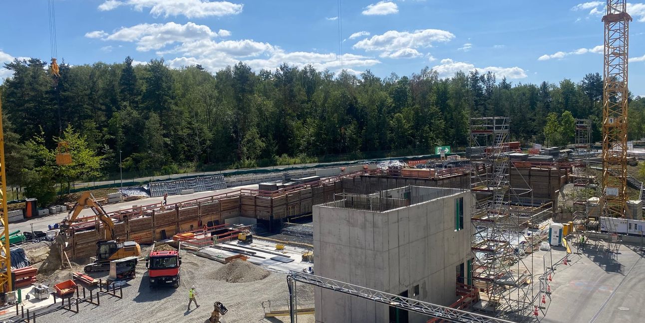 In der Nordost-Ecke des RBB-Geländes  wird bereits fleißig an der Klärschlammverbrennungsanlage gebaut. Hinten rechts entstehen die Anlieferung und der Klärschlamm-Bunker. Von dort aus geht es weiter nach links mit der Trocknung, dem Wirbelofen, der Rauchgasreinigung und der Behandlung des Wassers.