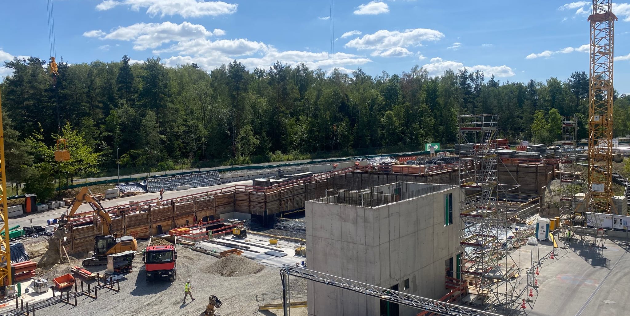 In der Nordost-Ecke des RBB-Geländes  wird bereits fleißig an der Klärschlammverbrennungsanlage gebaut. Hinten rechts entstehen die Anlieferung und der Klärschlamm-Bunker. Von dort aus geht es weiter nach links mit der Trocknung, dem Wirbelofen, der Rauchgasreinigung und der Behandlung des Wassers.