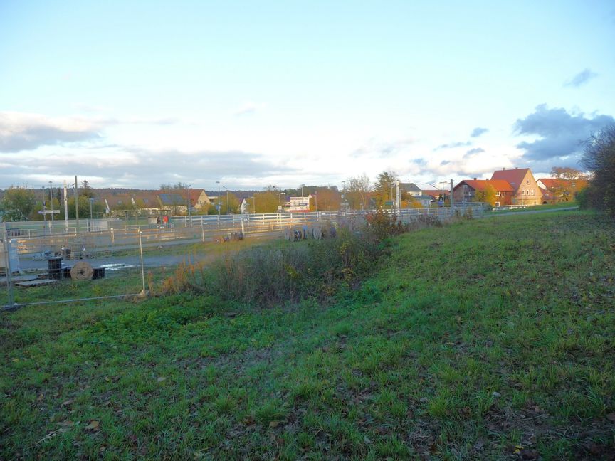 Südlich der S-Bahn, im Dreieck zwischen Bahngleisen, Südumfahrung und dem Stummel der alten Maichinger Straße (außerorts), könnte das übernächste Magstadter Gewerbegebiet entstehen. Das Gebäude mit dem rosa Giebel ist der ehemalige Bahnhof.  Bild: Reichert