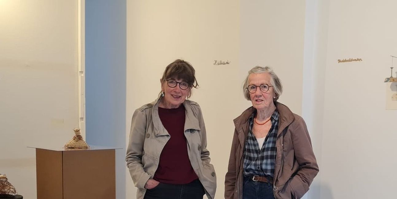 Annerose Wald (links) und Waltraud Wellmann inmitten ihrer Arbeiten in der Galerie LG 28.