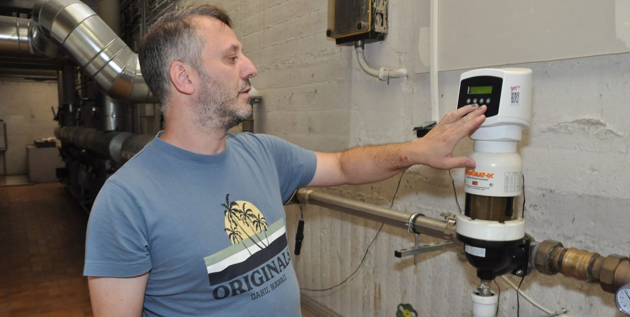 Josef Nreca kontrolliert die Haustechnik.