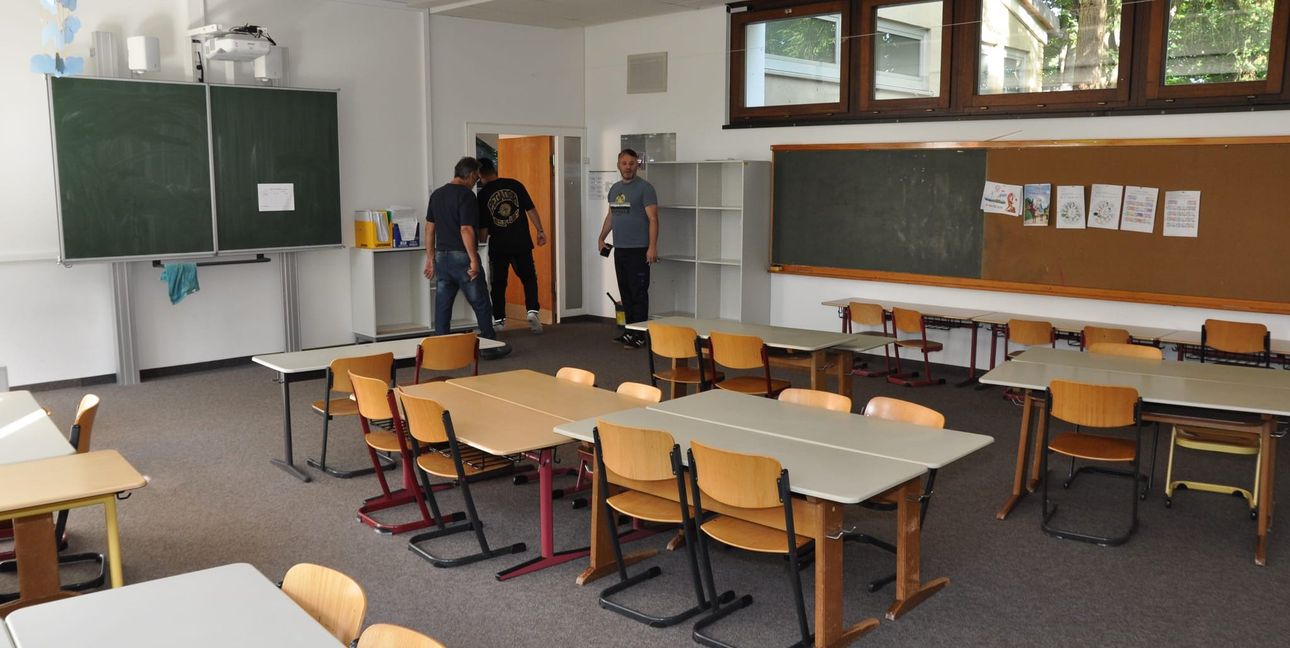 Josef Nreca zeigt der Reinigungsfirma die Klassenzimmer.