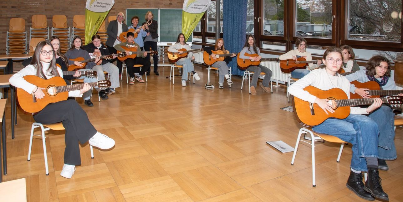 Die Schüler der Gemeinschaftsschule Goldberg  mit ihren Gitarren im Musikunterricht. 	Bild: Nüßle