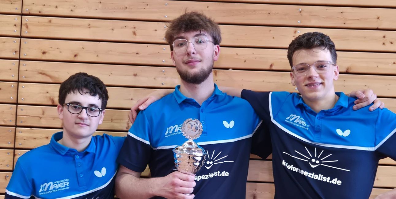 Jakov Stojanoski, Atanasije Milkovski und David Barth mir dem Pokal.