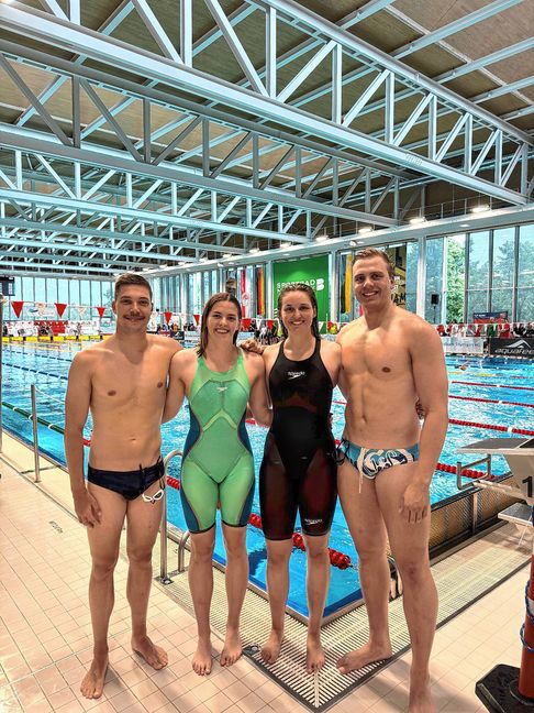 Gold in der Altersklasse 100+ für die 4x50 Meter  Lagen mixed mit Simeon Benner, Franziska Hauptmann, Annika Bruhn und Christian Huber  (von links). Bild: z