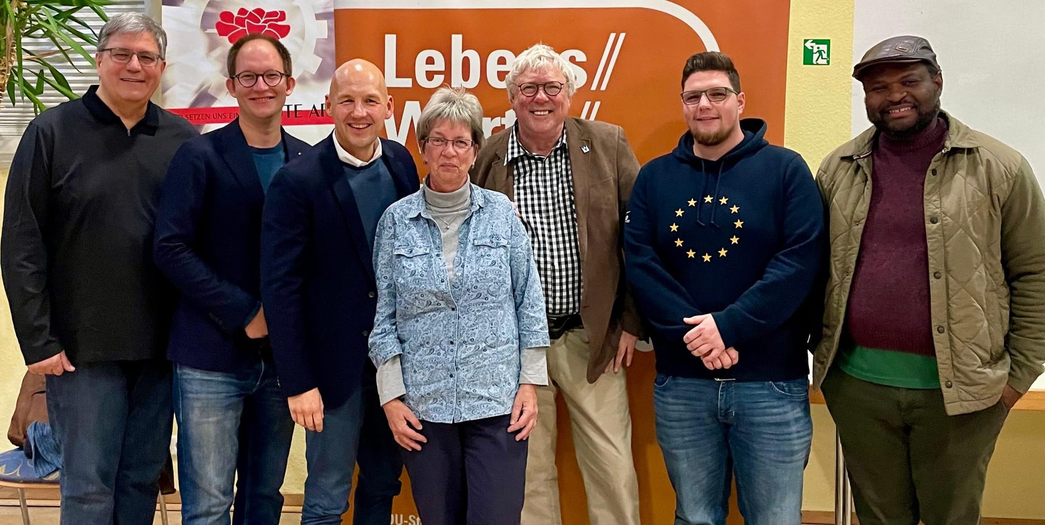 Bei der Lesung in Böblingen dabei: Roland Horvarth, Pascal Panse, Marc Biadacz, Elke Staubach, Uwe Schummer, Felix Gläser und Kilian Asanga (von links). Bild: z